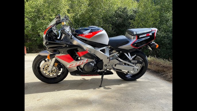 Restoring a Honda CBR900RR 1993: Tips and Tricks