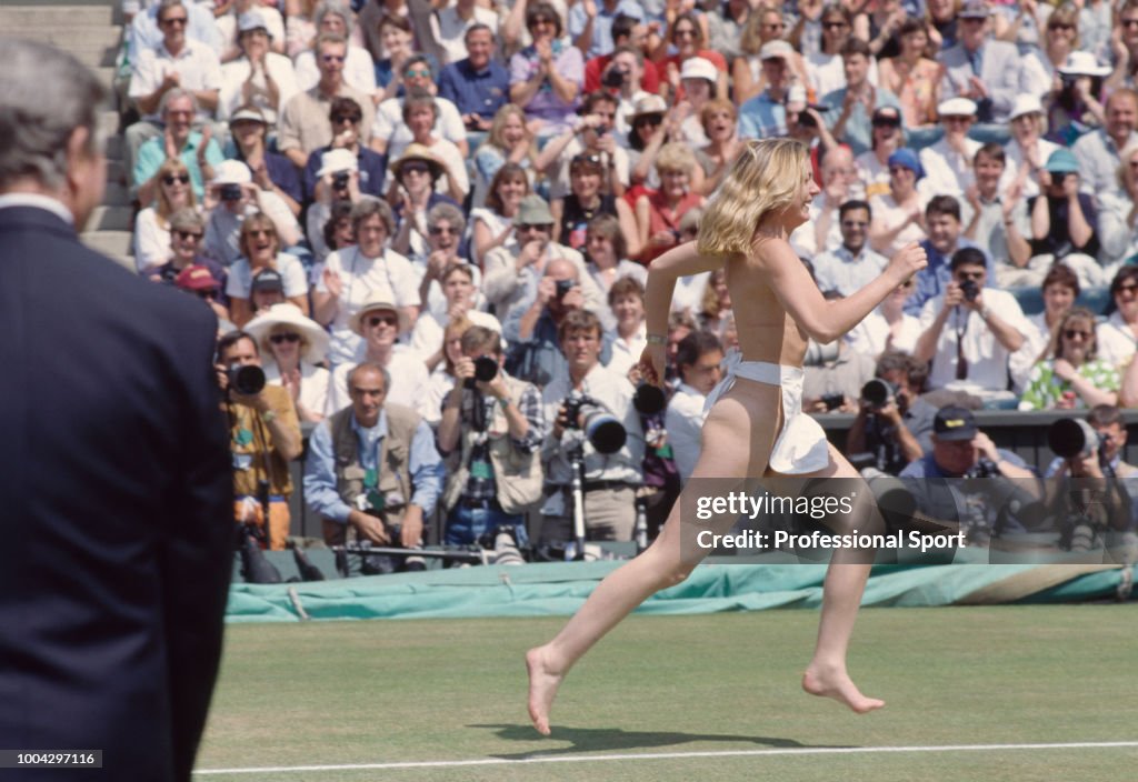 Streaking Tennis: Is it Ever Okay? (Crazy Fan Moments)