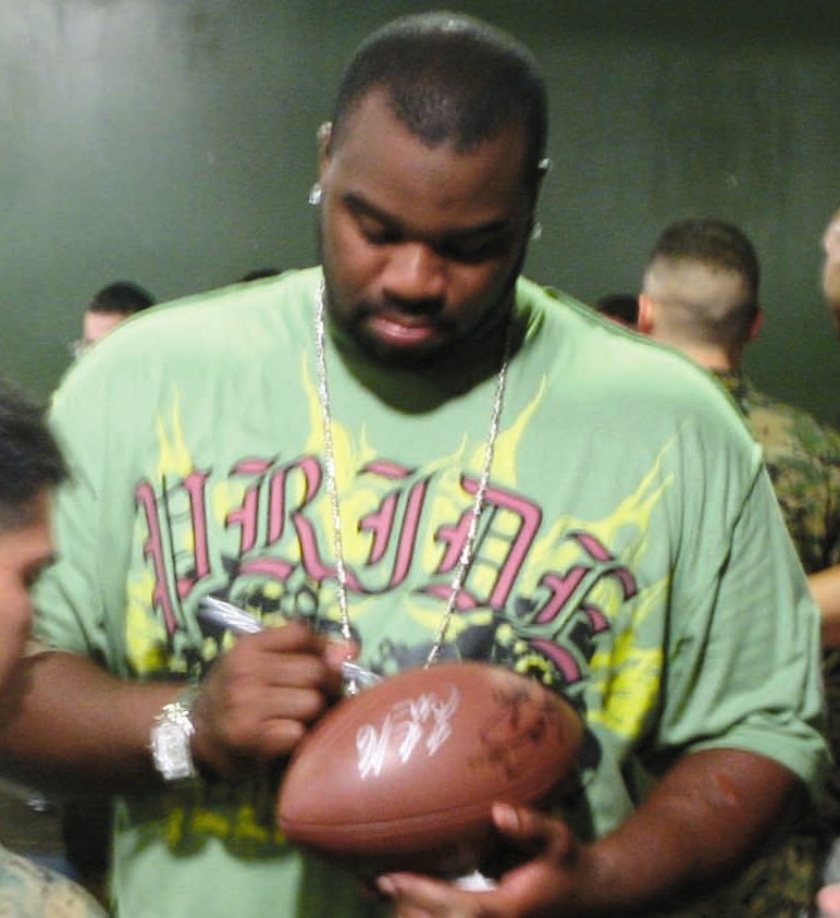Leonard Davis Height: Simple Facts (Plus Career Info)!