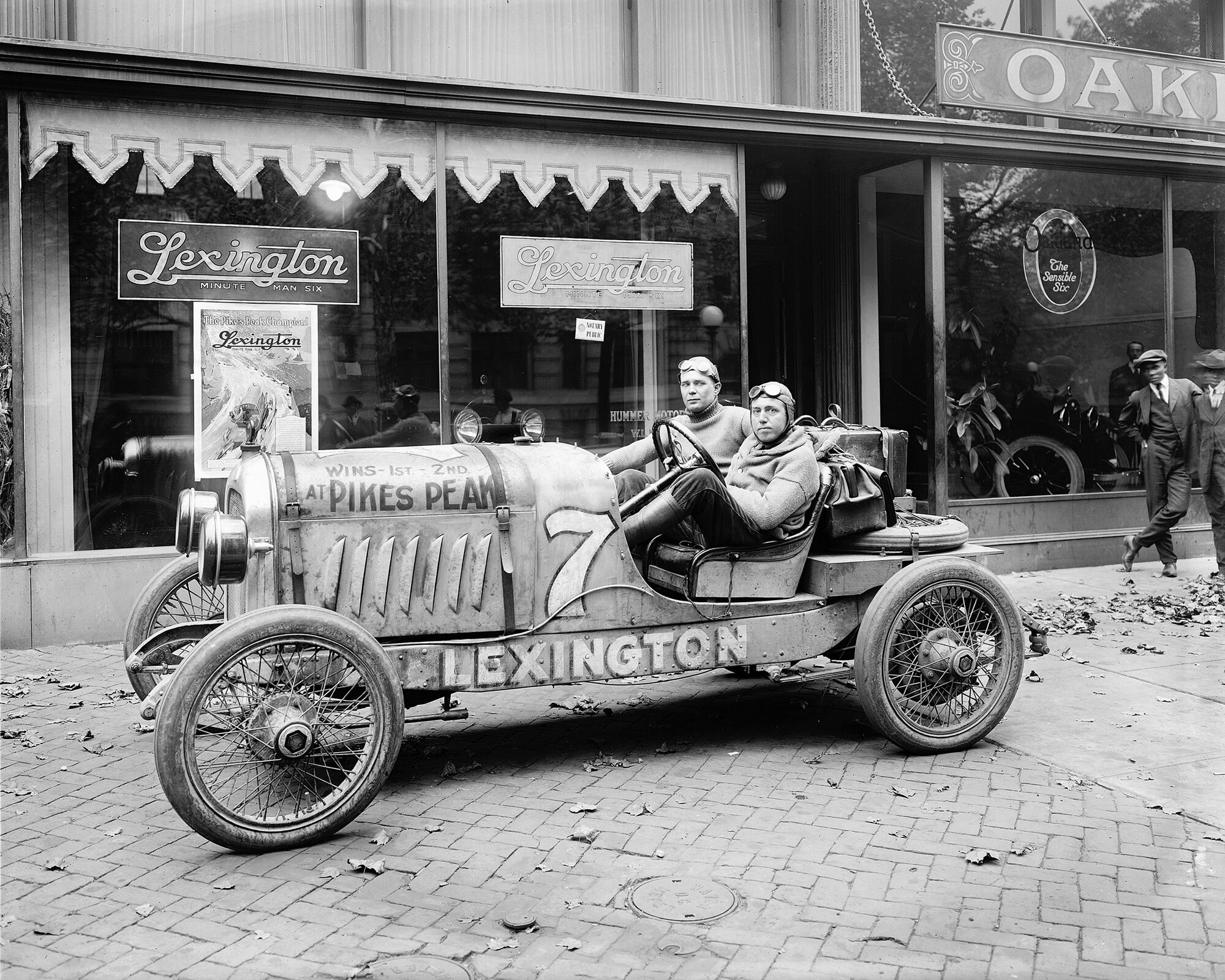 Need Vintage Pictures of Cars From the 1920s? Find Stunning Black and White Photos Online!