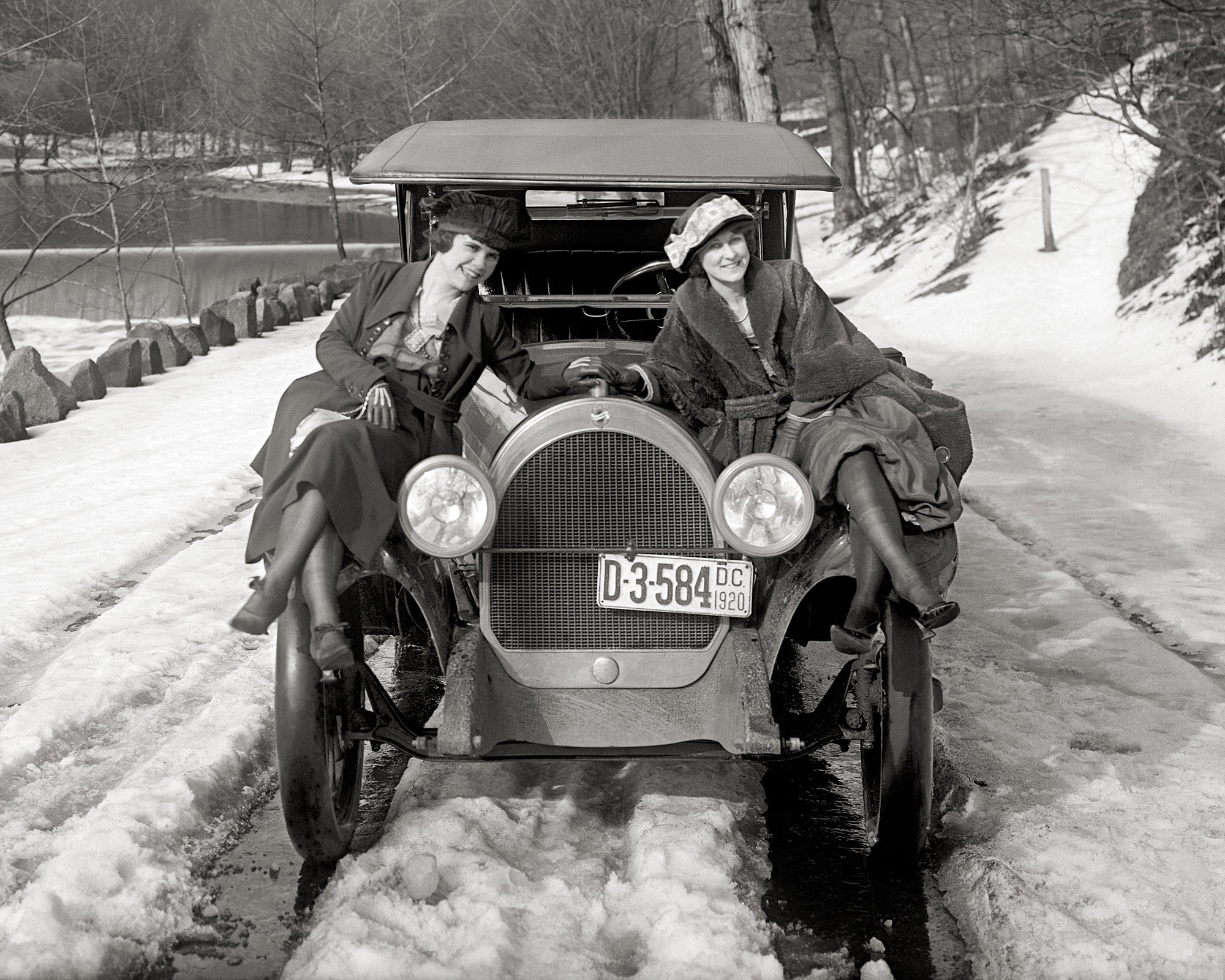 Need Vintage Pictures of Cars From the 1920s? Find Stunning Black and White Photos Online!