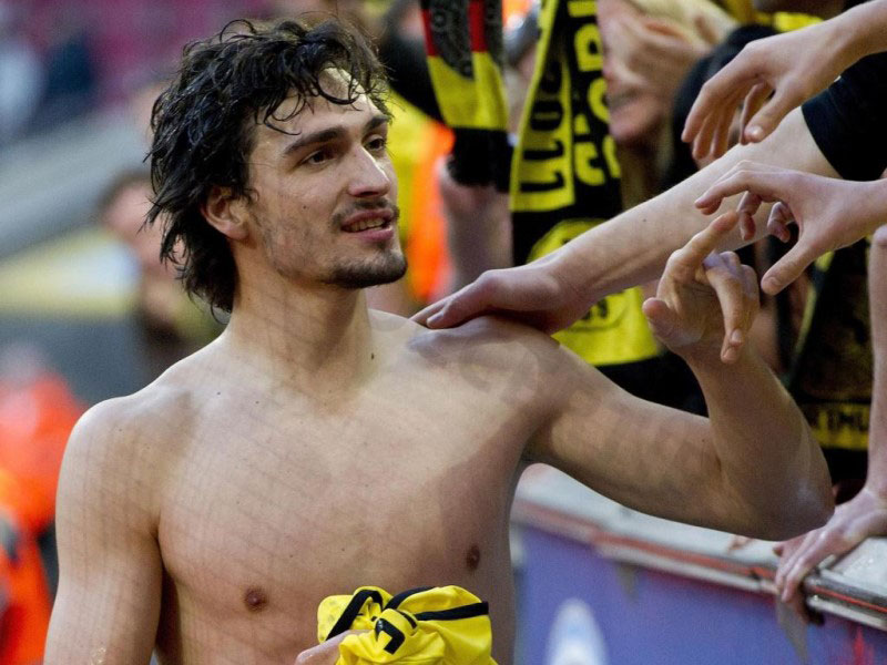 Who are the hottest male soccer players? See our simple list of the best looking guys.