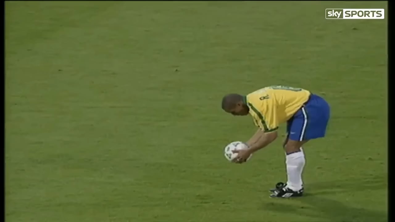 roberto carlos free kick: Why is he a legend? His unbelievable free kicks tell the story.