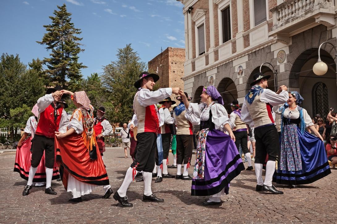 How do you best compare Italian cultures? Understand Italys diverse regional traditions more easily today.