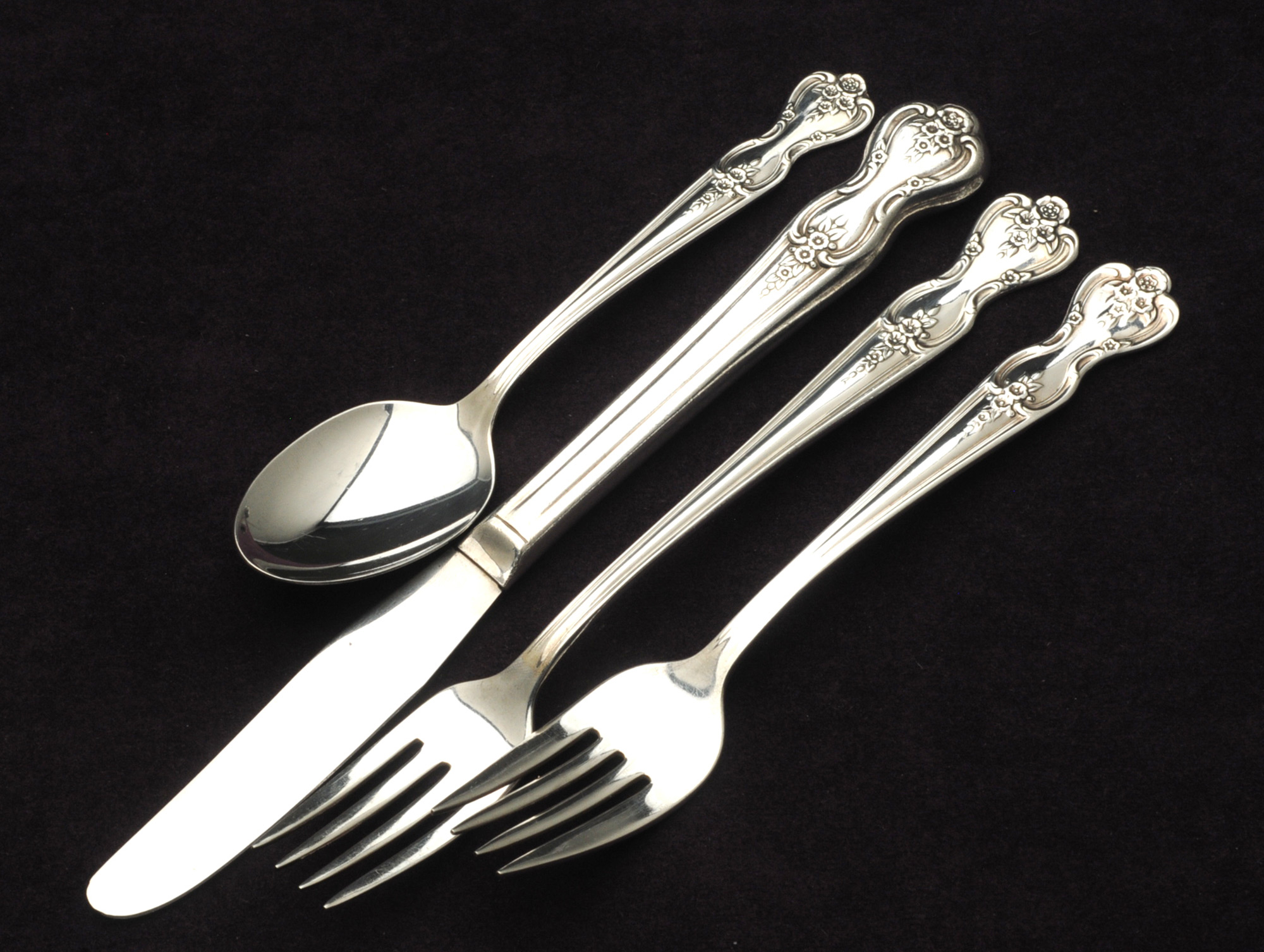 How to spot real rogers company silverware? Quick tricks for anyone buying or collecting it.