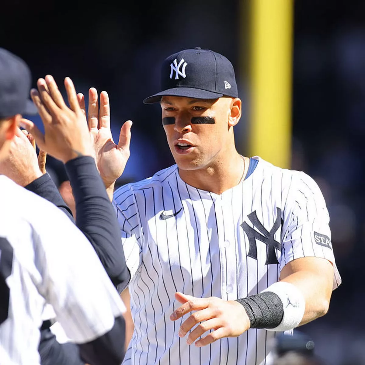 Why choose yankees pinstripe wallpaper for your look? (Explore the iconic style for true baseball fans)