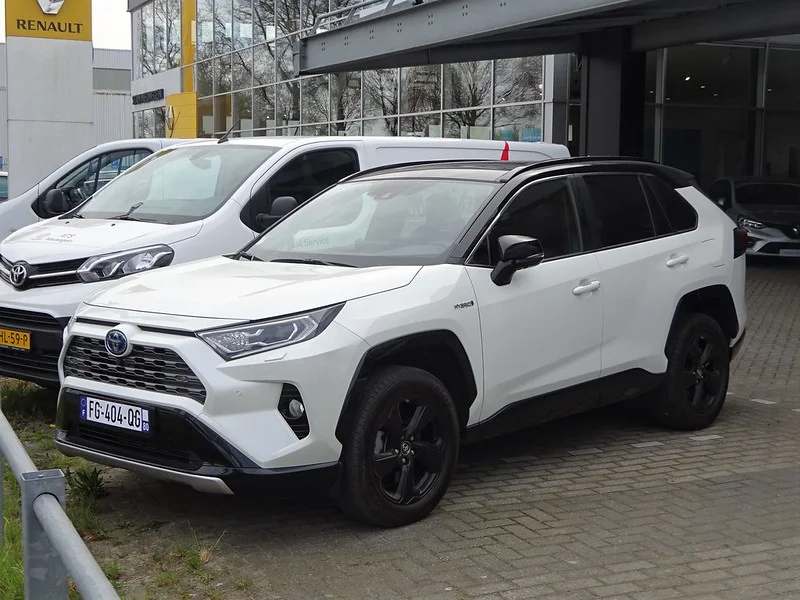 What Are the Pros of a Toyota RAV4 Non Hybrid? Learn Why Its a Smart Choice for Many.