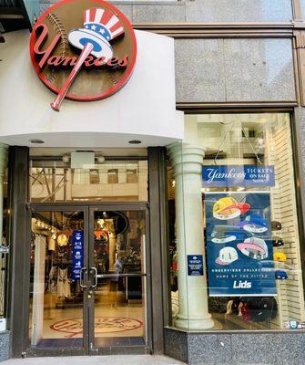 Planning Yankees Clubhouse 5th Avenue Visit? Best Times and Deals Revealed!
